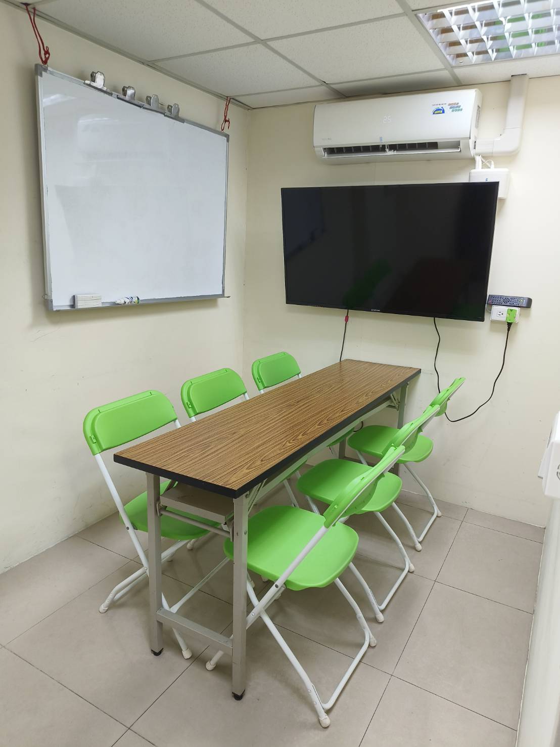 台中租教室綠川東303-6-8人討論室全景