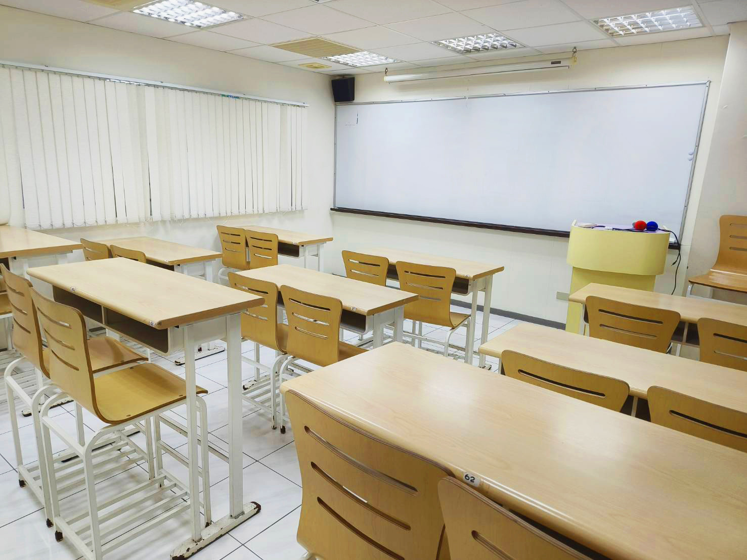 台中703教室設備-EPSON投影機與高畫質教學環境