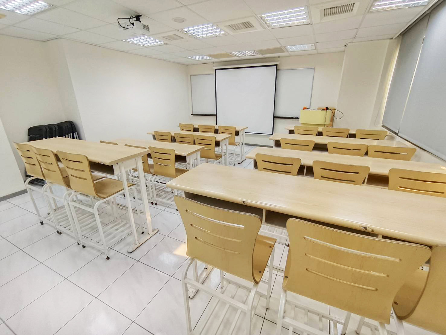 台中702教室設備-EPSON投影機與高畫質影音教學設備